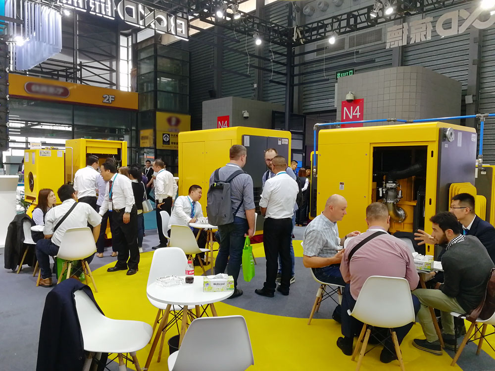 展會現場-國際友人到會了解葆德空壓機產品