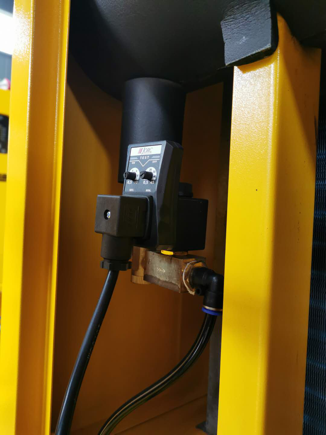 激光切割用一體式空壓機(jī)除水排污的重要性