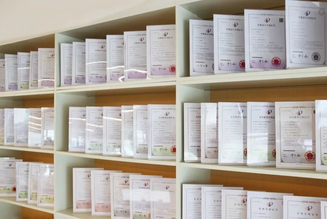 葆德空壓機(jī)再獲“廣東省名優(yōu)高新技術(shù)產(chǎn)品”榮譽(yù)稱號(hào)!