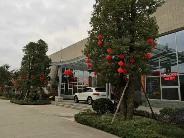 東鵬控股董事長、佛山市梅州商會會長何新明蒞臨葆德集團參觀考察