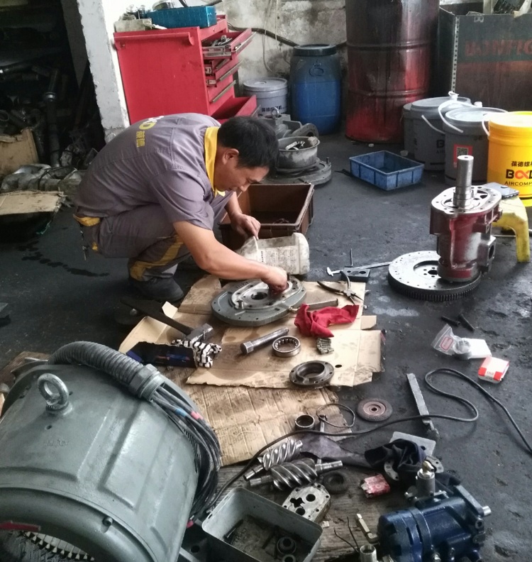 螺桿空壓機1.jpg 螺桿空壓機1.jpg