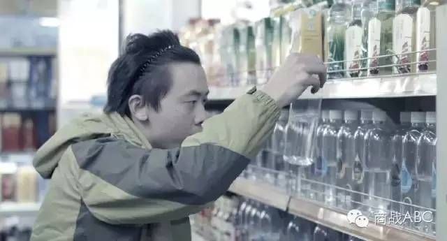 最成功的礦泉水包裝營銷：只賣半瓶水，銷量卻