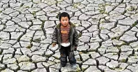 最成功的礦泉水包裝營銷：只賣半瓶水，銷量卻